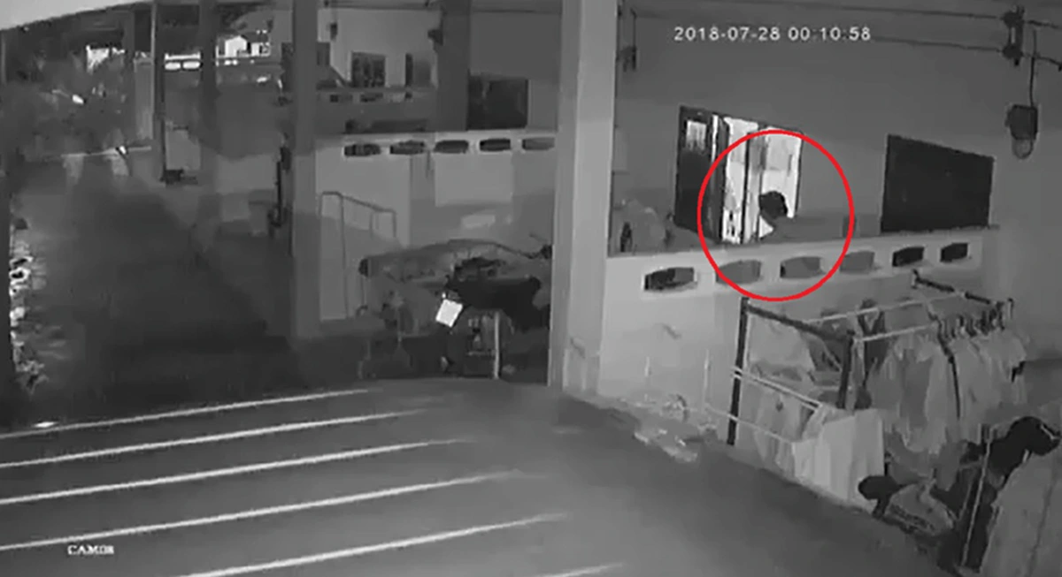 โรคจิตอาละวาด ! ชาวซอยช่องพลี 6 ผวาสุดตัว โดนโจรโรคจิตย่องเบา ลัก กกน. ไปเกลี้ยง!? (คลิป)