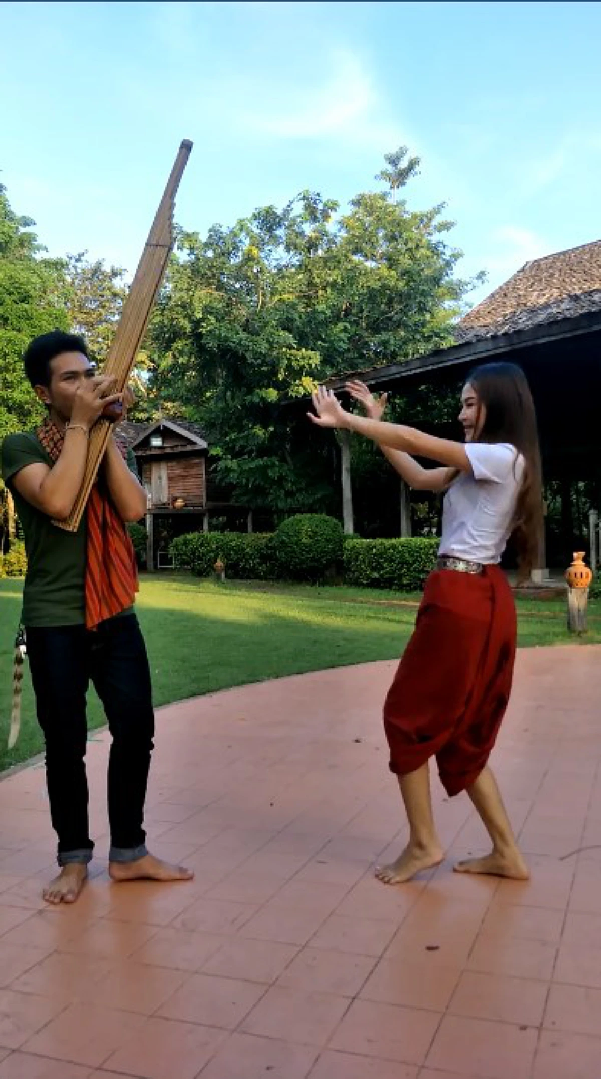 "สาวสวย" โชว์ร้องเพลง "หมอลำ" เสียงไพเราะจับใจ ไม่ต้องโป๊ก็ดังได้