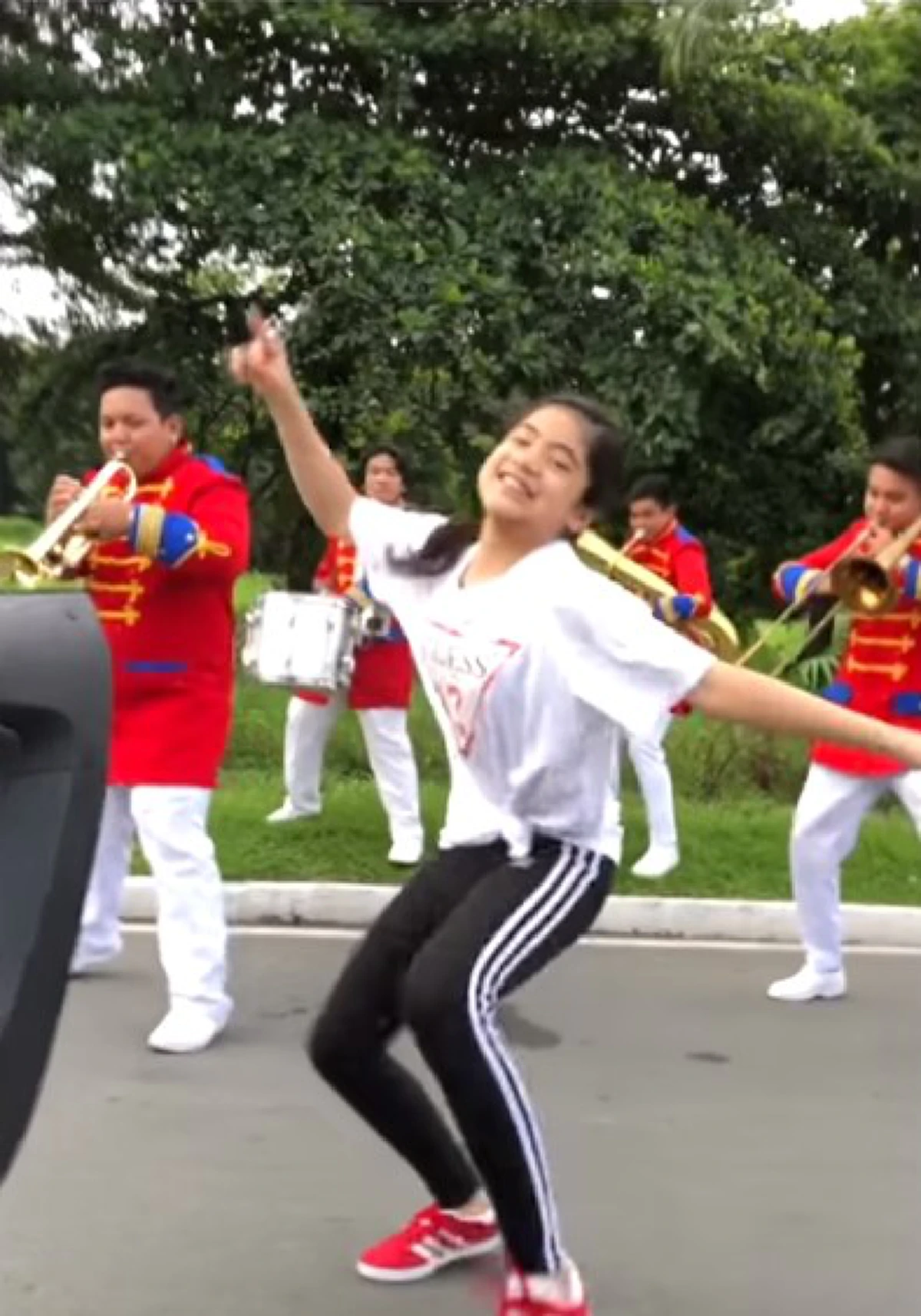 "สาวน้อย" โชว์สเต็ปเต้นนอกรถ ก่อนเจอวงโยธวาทิต แบบว่าเป๊ะสุดๆ