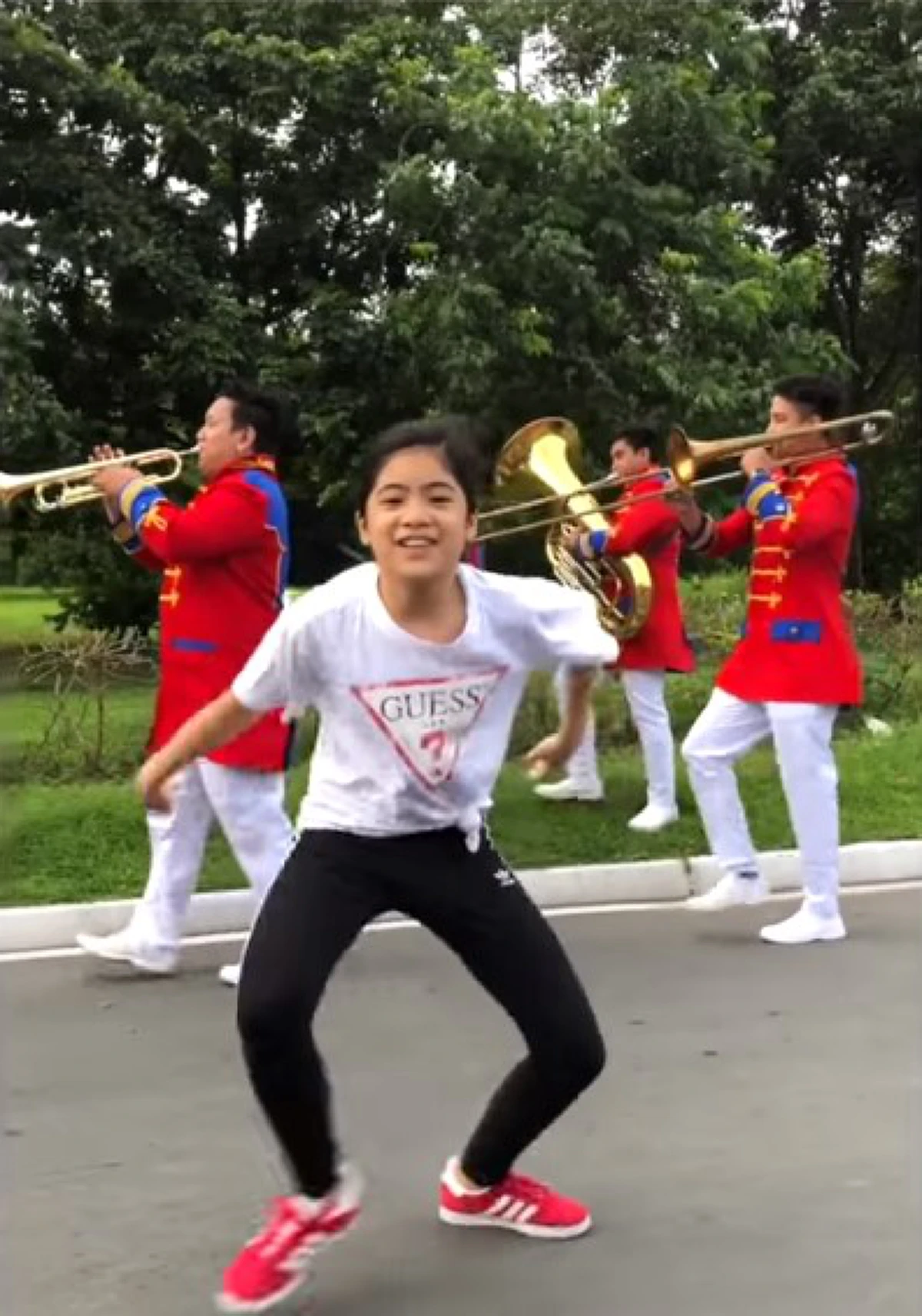 "สาวน้อย" โชว์สเต็ปเต้นนอกรถ ก่อนเจอวงโยธวาทิต แบบว่าเป๊ะสุดๆ