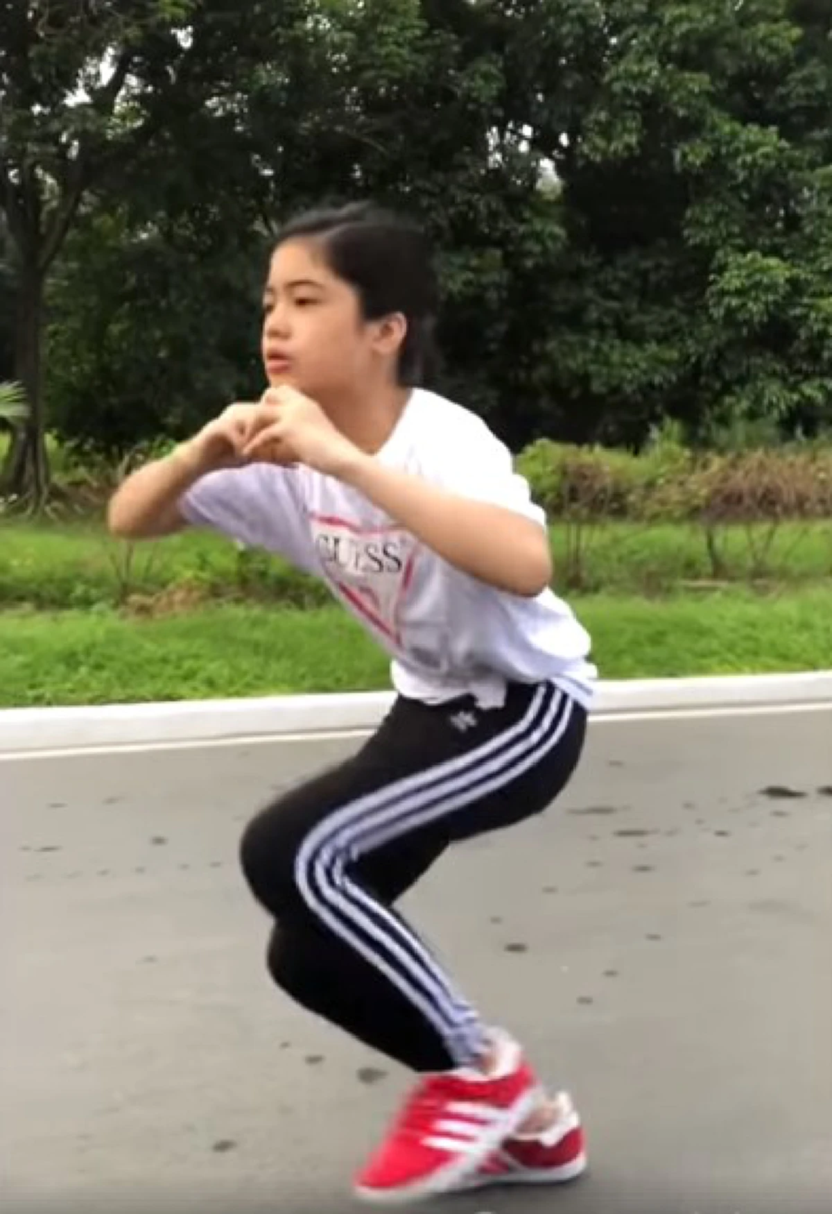 "สาวน้อย" โชว์สเต็ปเต้นนอกรถ ก่อนเจอวงโยธวาทิต แบบว่าเป๊ะสุดๆ