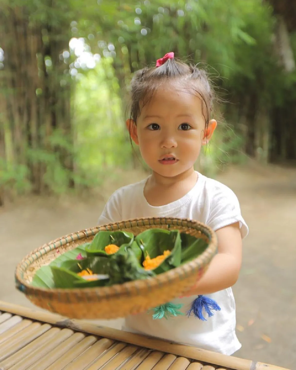 สอนลูกได้ดีมาก "น้องริชา" ลูกสาว "แอน อลิชา" ยืนรอนำขนมให้ "คุณลุง" ที่มาเก็บขยะ