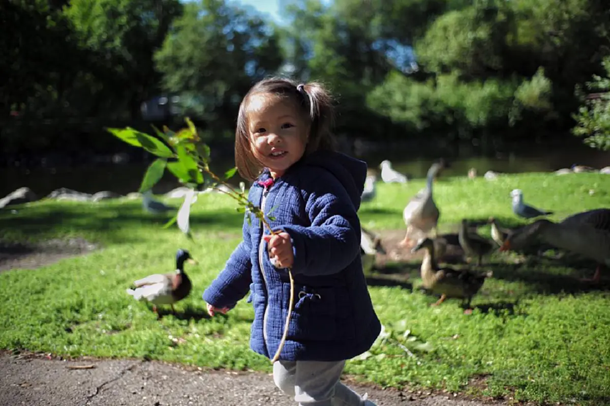 สอนลูกได้ดีมาก "น้องริชา" ลูกสาว "แอน อลิชา" ยืนรอนำขนมให้ "คุณลุง" ที่มาเก็บขยะ