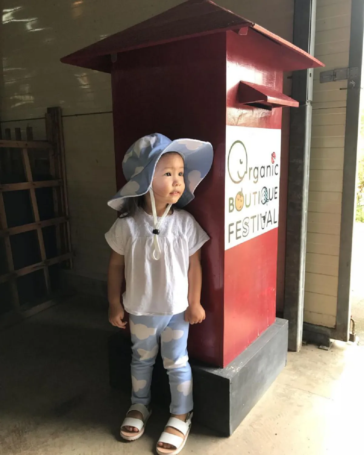 สอนลูกได้ดีมาก "น้องริชา" ลูกสาว "แอน อลิชา" ยืนรอนำขนมให้ "คุณลุง" ที่มาเก็บขยะ