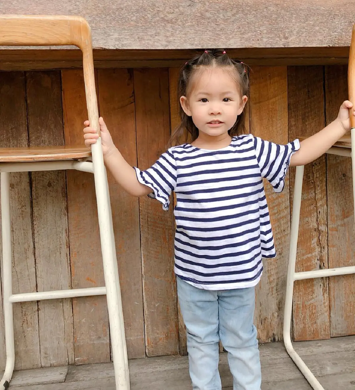 สอนลูกได้ดีมาก "น้องริชา" ลูกสาว "แอน อลิชา" ยืนรอนำขนมให้ "คุณลุง" ที่มาเก็บขยะ