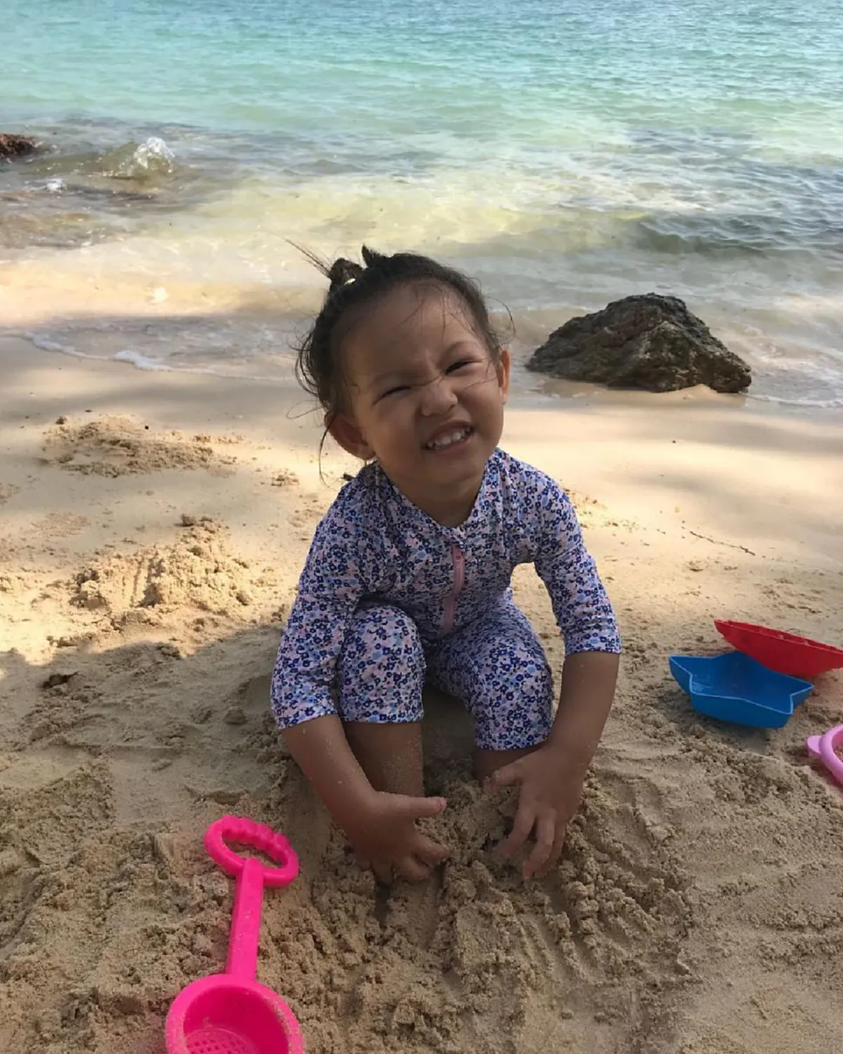 สอนลูกได้ดีมาก "น้องริชา" ลูกสาว "แอน อลิชา" ยืนรอนำขนมให้ "คุณลุง" ที่มาเก็บขยะ