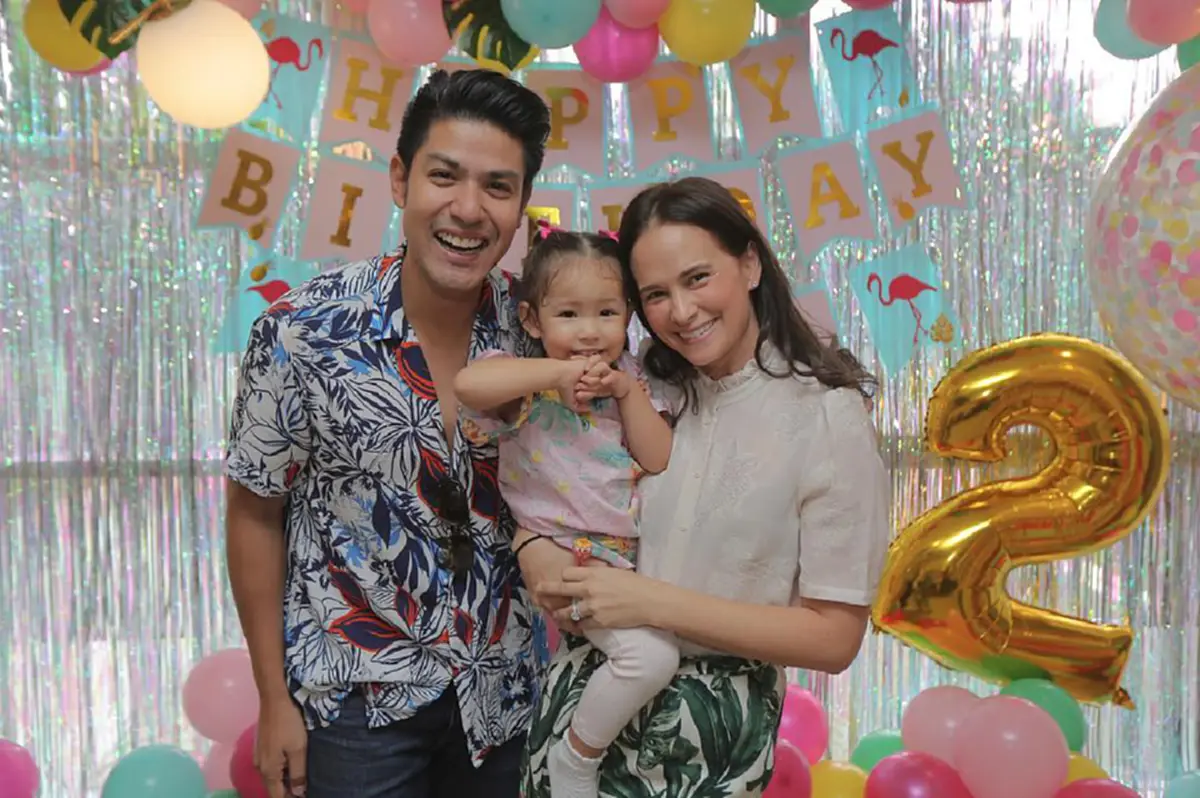 สอนลูกได้ดีมาก "น้องริชา" ลูกสาว "แอน อลิชา" ยืนรอนำขนมให้ "คุณลุง" ที่มาเก็บขยะ