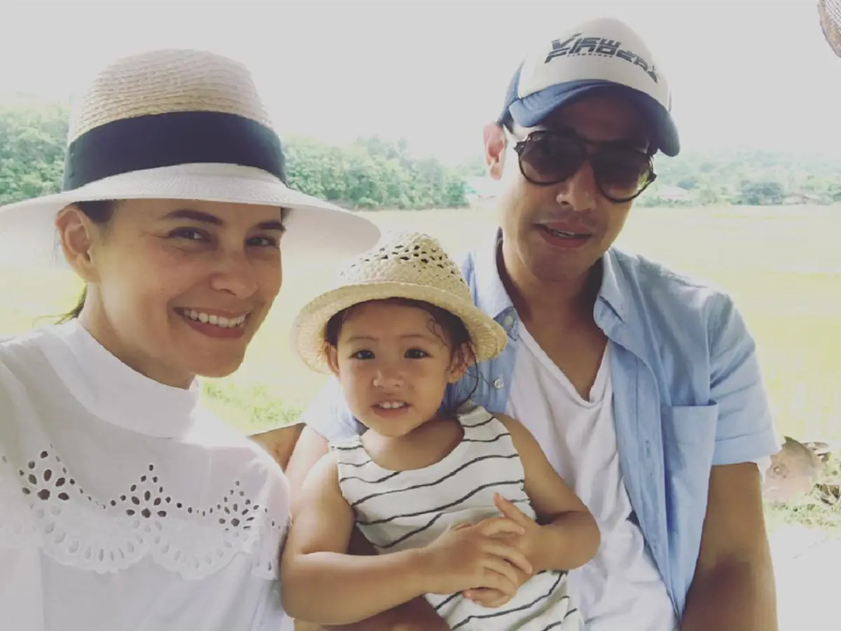 สอนลูกได้ดีมาก "น้องริชา" ลูกสาว "แอน อลิชา" ยืนรอนำขนมให้ "คุณลุง" ที่มาเก็บขยะ