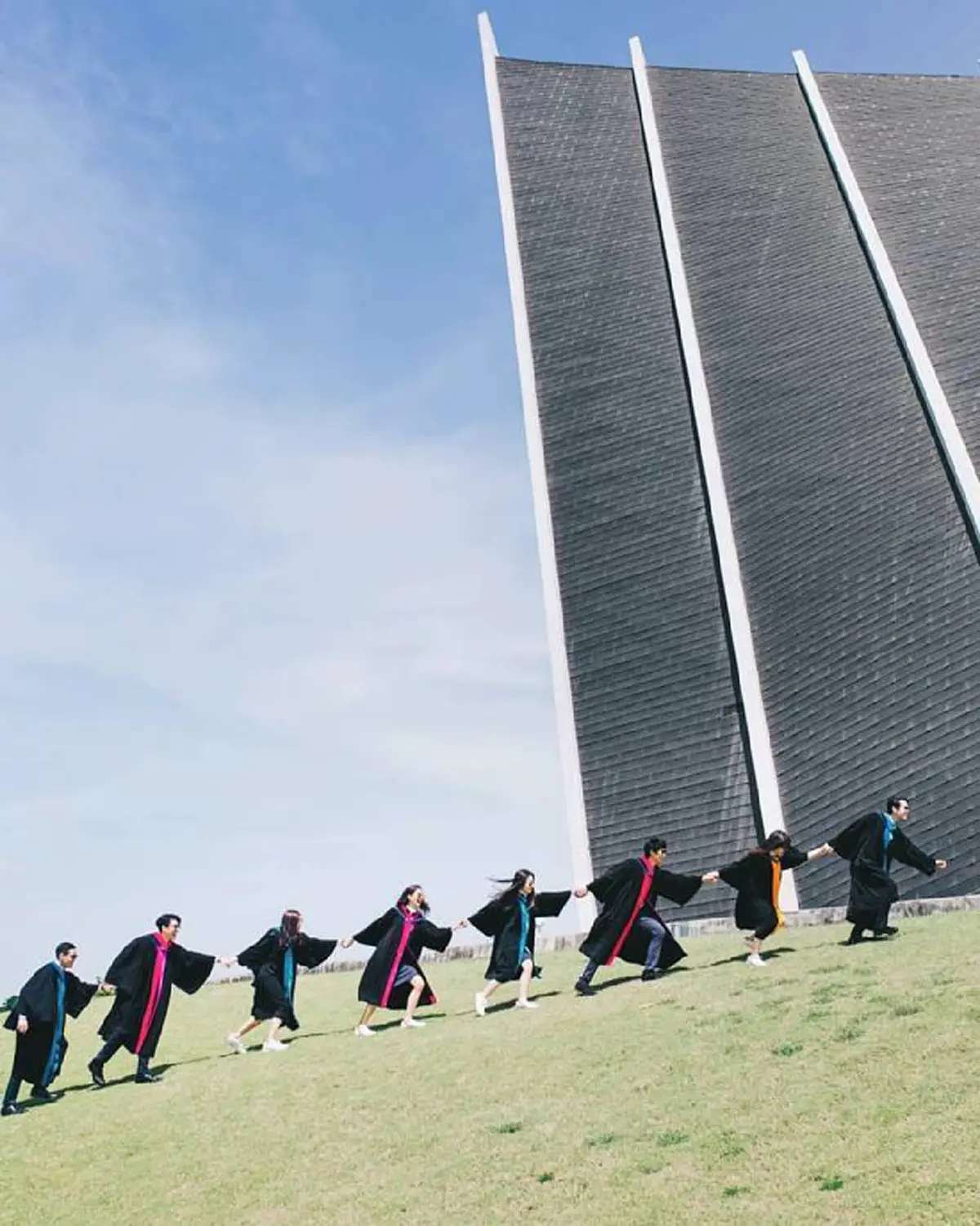 หล่อ น้ำใจงาม! "น้องนาย ณภัทร" รับปริญญา ขอรับบริจาคเงินเป็นทุนการศึกษาเด็กแทนดอกไม้ FCร่วมอนุโมทนาบุญเพียบ