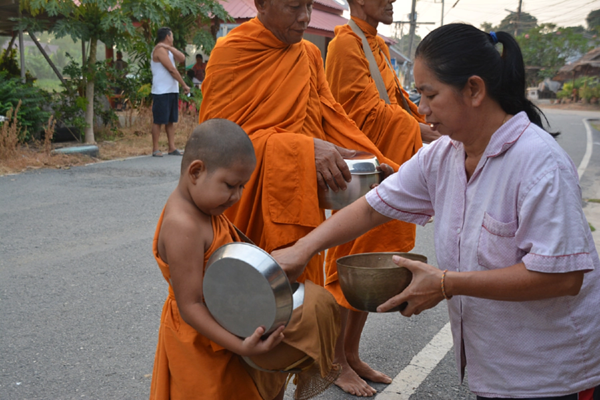 เปิดคลิป สามเณรน้อยสุดน่ารัก ซึ้งในรสพระธรรม ให้พรญาติโยมคล่องแคล่ว ก่อนลั่นอยากจะบวชตลอดชีวิต ไม่ยอมสึก