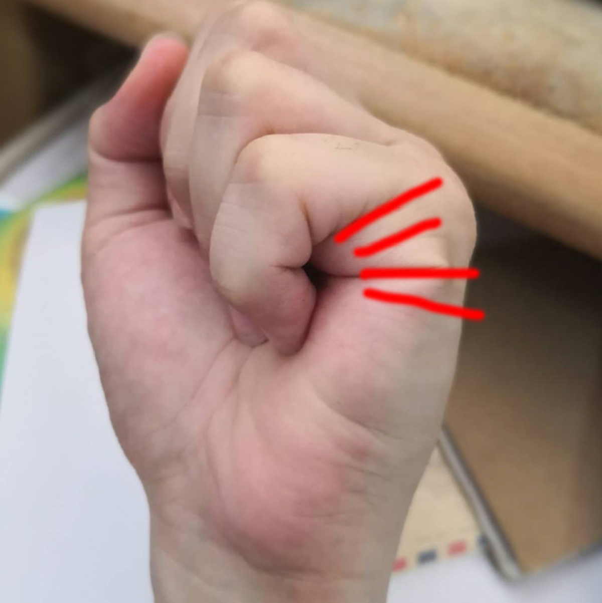 ยกมือขึ้นมาดู "กำมือ" แล้วดูเส้นข้างๆ บอกชีวิต "การเงิน-การงาน" ในอนาคต
