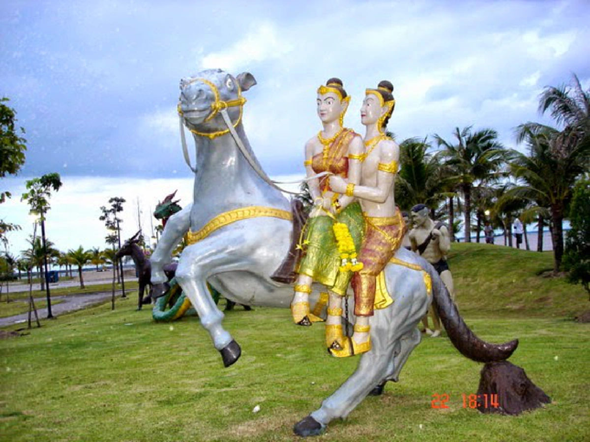 เปิดตำนาน "เมืองหนองหาร" ที่ถูกพญานาคถล่ม จมลงใต้บาดาล ปัจจุบันมนต์ขลังยังคงอยู่