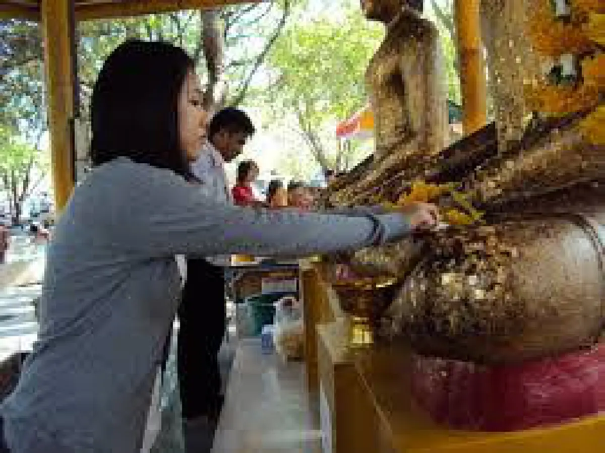 โบราณว่าไว้ ๙ ตำแหน่ง "ปิดทองพระ" บุญเยอะ "อานิสงค์แรง"