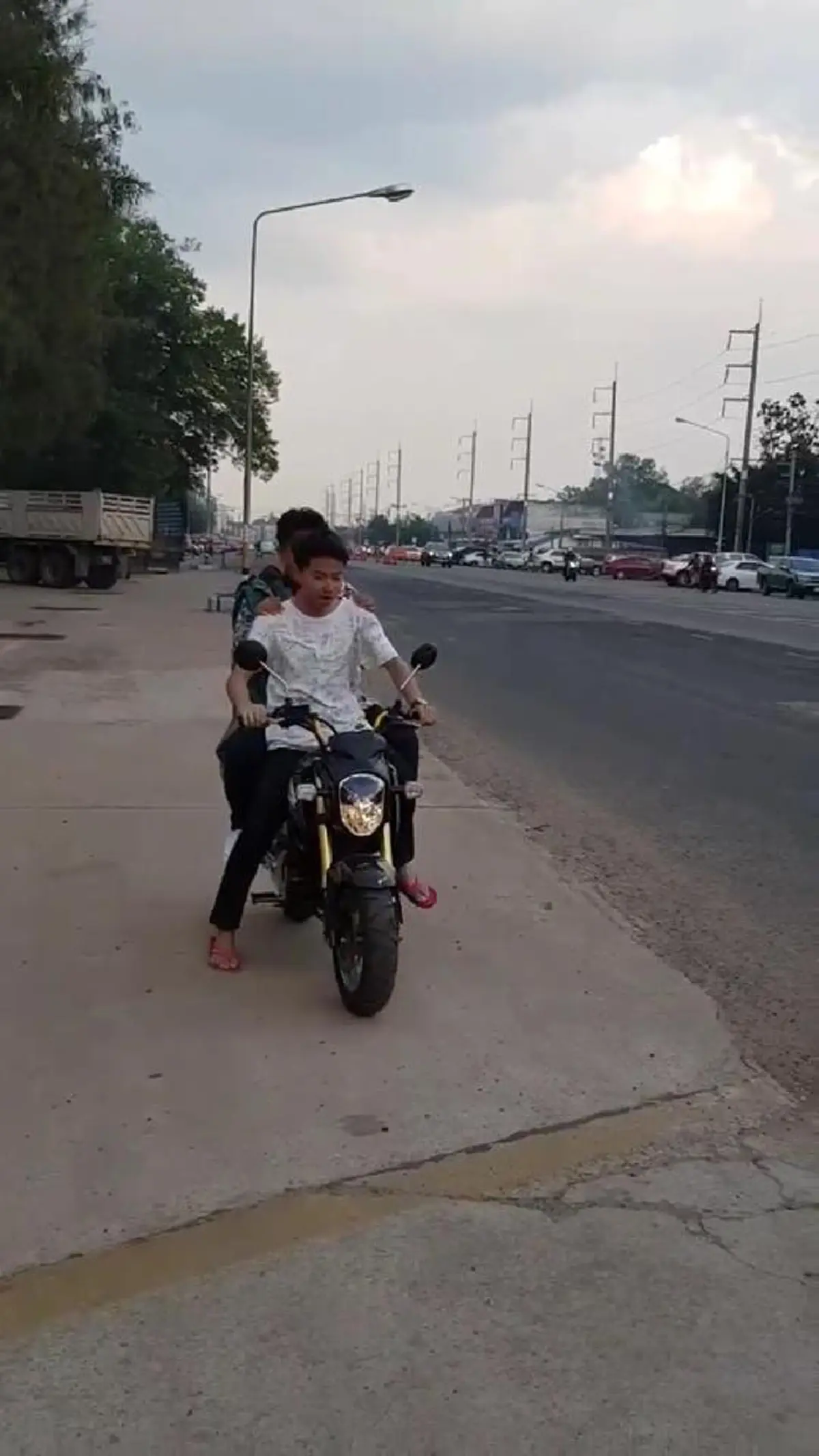 หยุดก่อน! 2หนุ่ม สุดแสบ ดักรอปชช.ขับมอไซค์ผ่าน ก่อนตะโกนลั่น!! อย่าไปทางนั้นตำรวจตั้งด่าน? (คลิป)