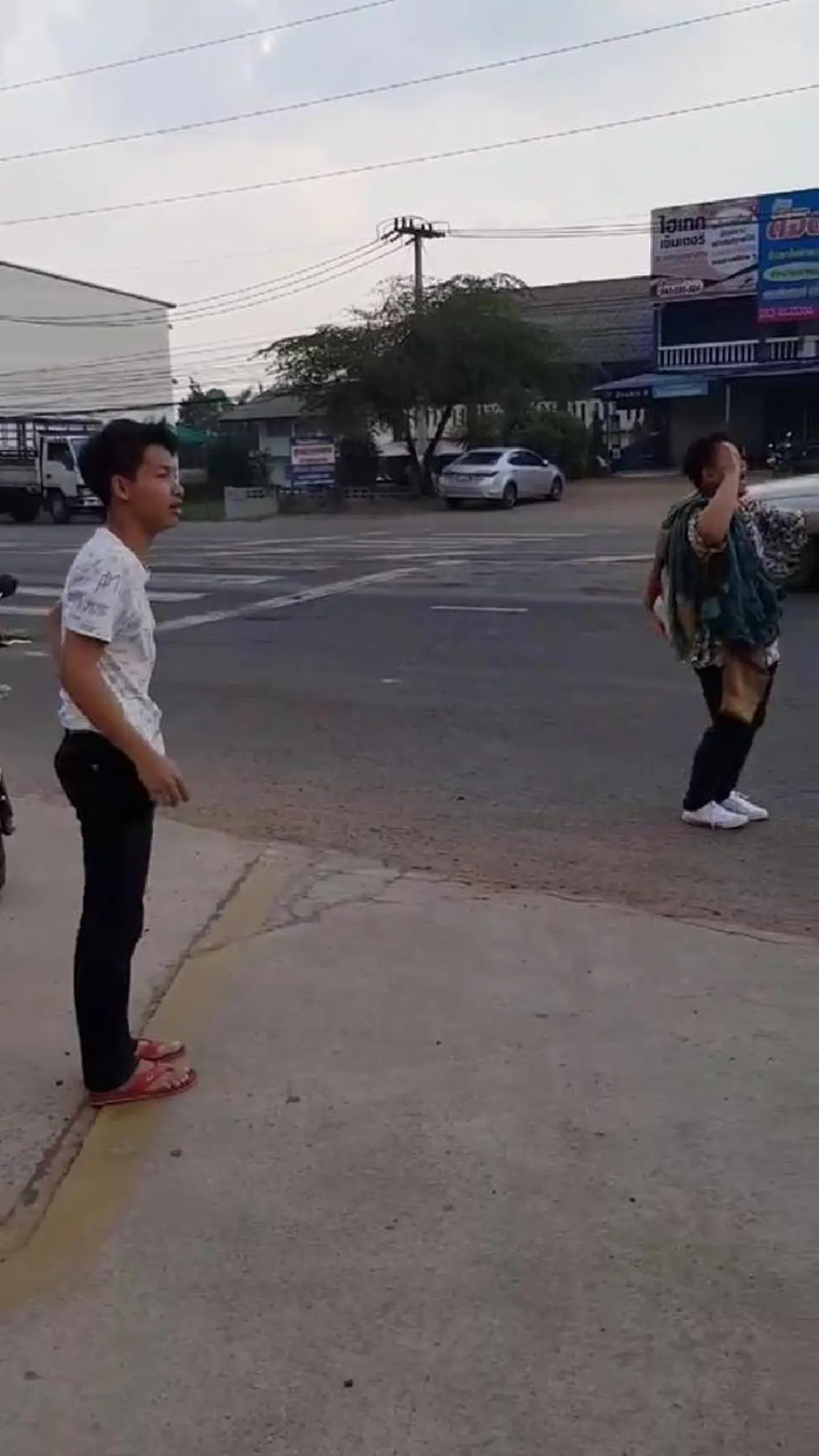 หยุดก่อน! 2หนุ่ม สุดแสบ ดักรอปชช.ขับมอไซค์ผ่าน ก่อนตะโกนลั่น!! อย่าไปทางนั้นตำรวจตั้งด่าน? (คลิป)