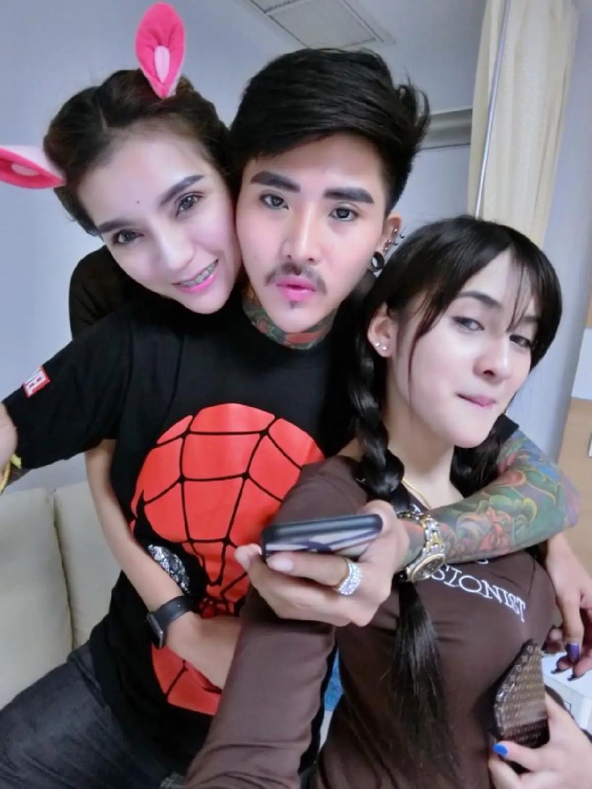 2 ภรรยา 1 สามี 