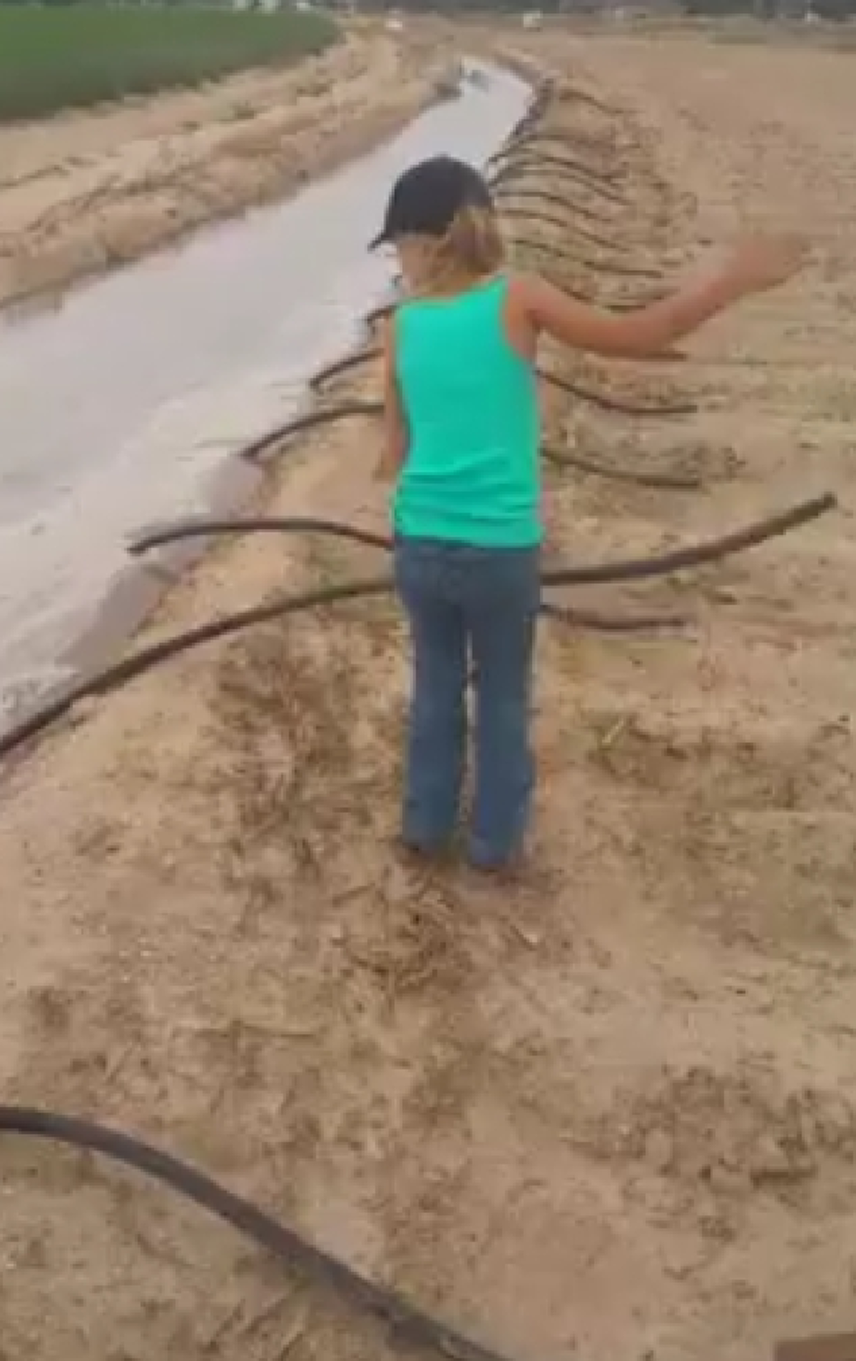 "สาวน้อย" ช่วยคุณพ่อเอาน้ำเข้าไร่ ไม่ต้องเสียค่าน้ำ-ค่าไฟ แถมลดค่าใช้จ่าย (คลิป)