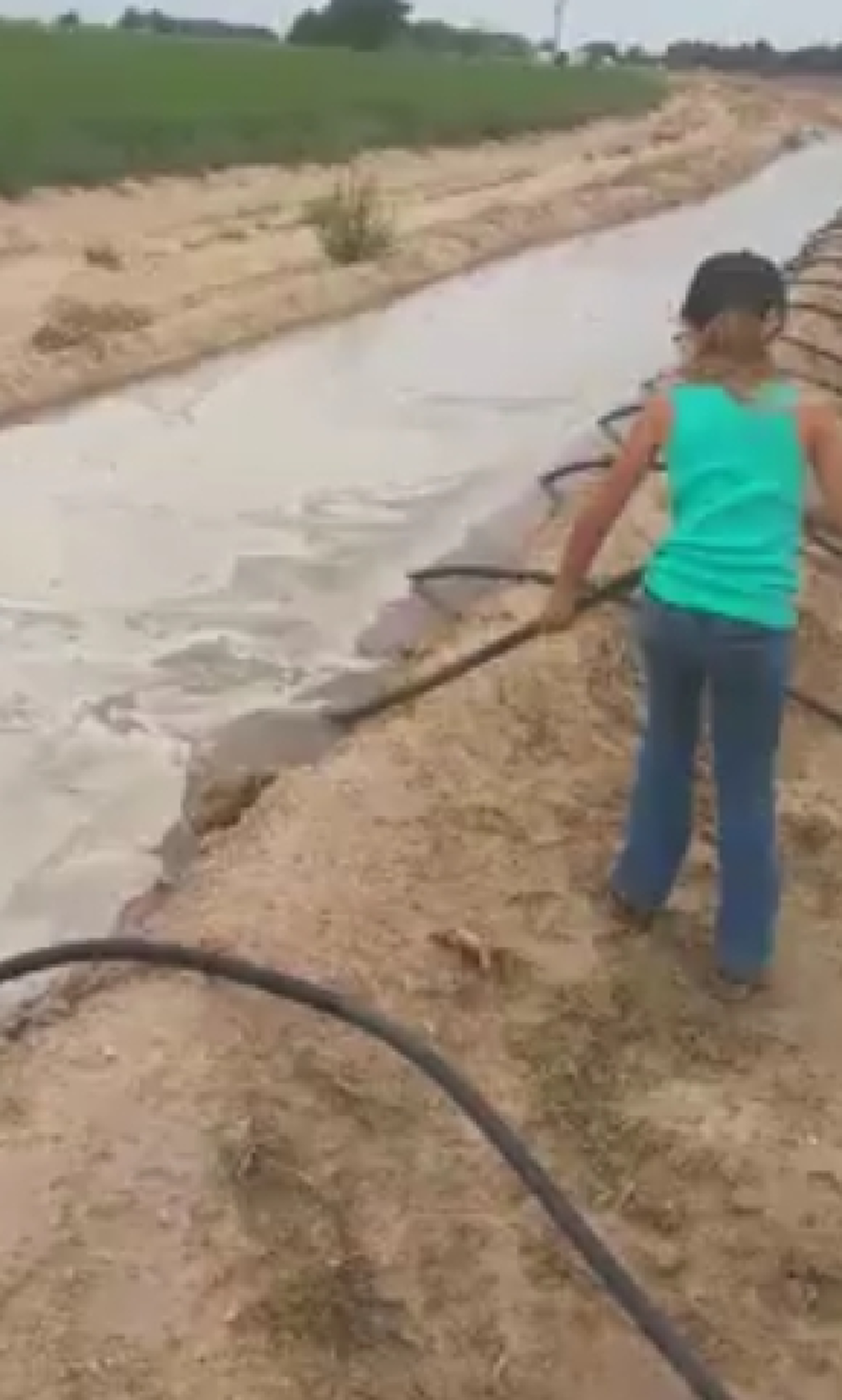 "สาวน้อย" ช่วยคุณพ่อเอาน้ำเข้าไร่ ไม่ต้องเสียค่าน้ำ-ค่าไฟ แถมลดค่าใช้จ่าย (คลิป)