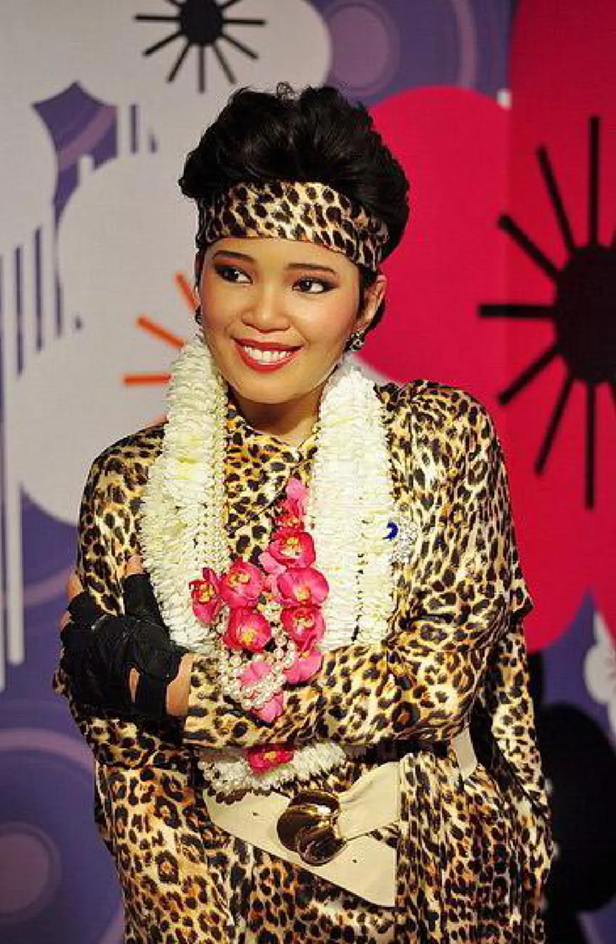 ย้อนชม พุ่มพวง ดวงจันทร์ ในคอนเสิร์ตที่ดุสิตธานี เจ้าฟ้าพัชรกิติยาภา ทรงคล้องพวงมาลัย