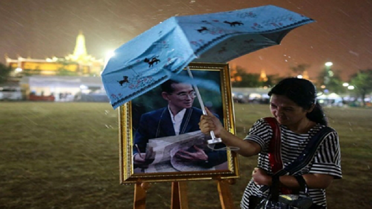 ครั้งเมื่อ ร.9 รับสั่งให้ทหารเก็บร่ม พร้อมตรัส เราจะเปียกฝนกับราษฎร