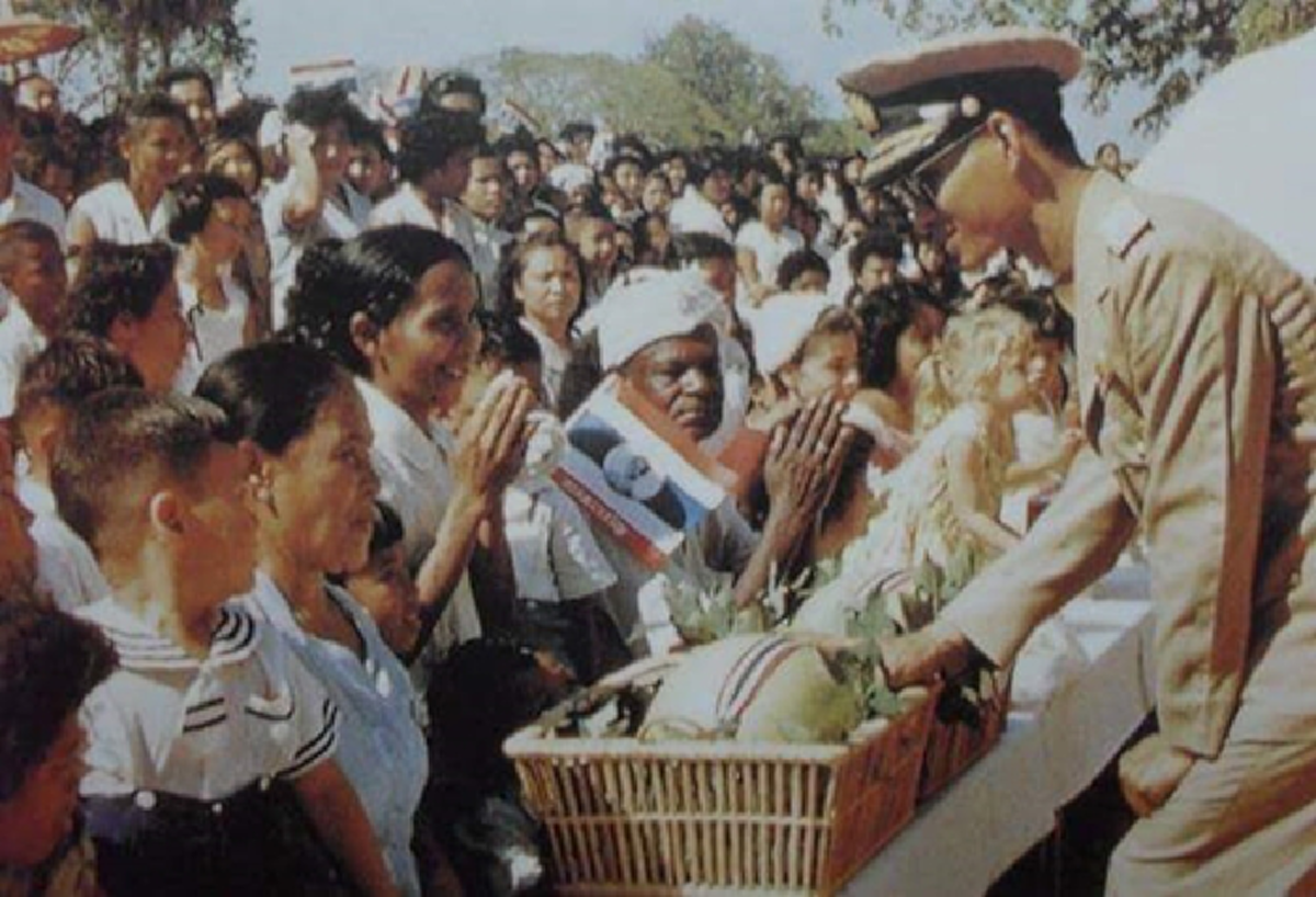 ครั้งเมื่อ ร.9 รับสั่งให้ทหารเก็บร่ม พร้อมตรัส เราจะเปียกฝนกับราษฎร