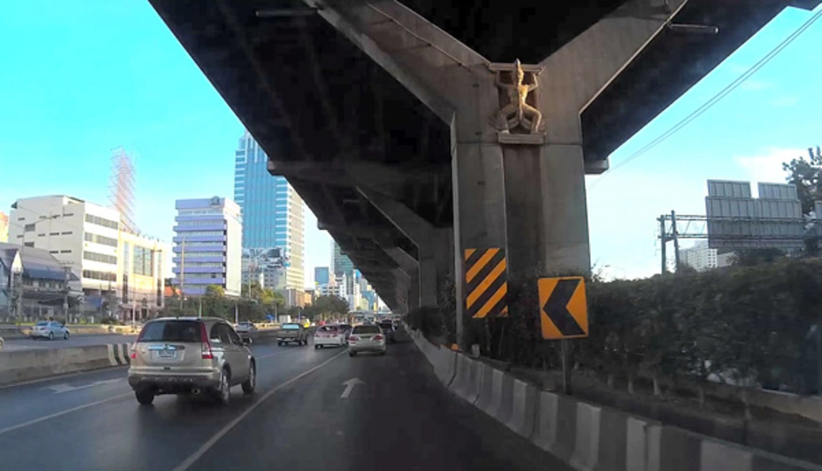 ตำนาน ยักษ์แบกเสา บนถนนวิภาวดีรังสิต