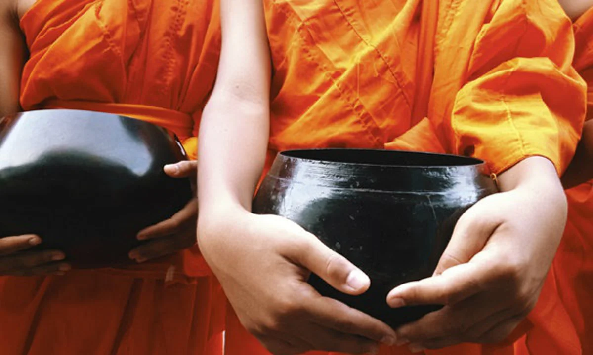 ถวายสิ่งของจำเป็นพระสงฆ์ ให้ถูกวิธี