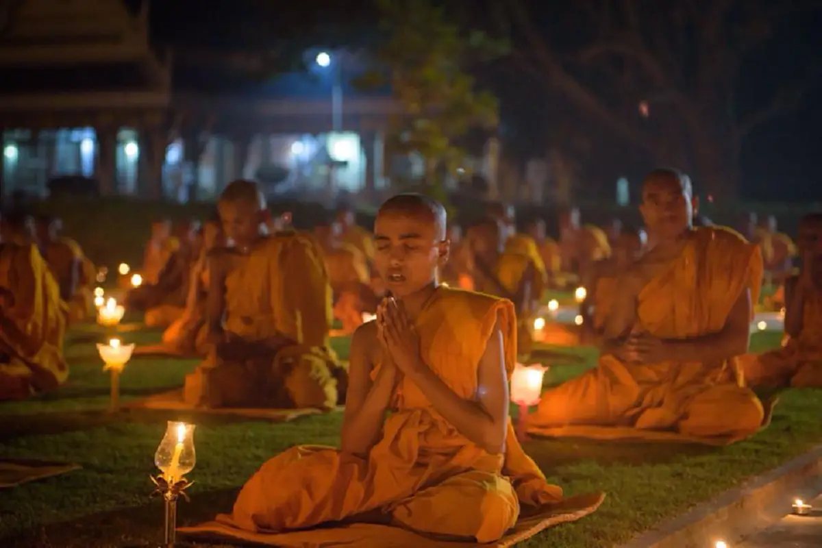 สามเณรอินเดีย ๑๓๐ รูป ร่วมจุดเทียน สวดพุทธมนต์ถวายแด่ ในหลวง ร.๙ เนื่องในวันมาฆบูชาและงานสมโภชและนมัสการพระบรมสารีริกธาตุ ณ ประเทศอินเดีย
