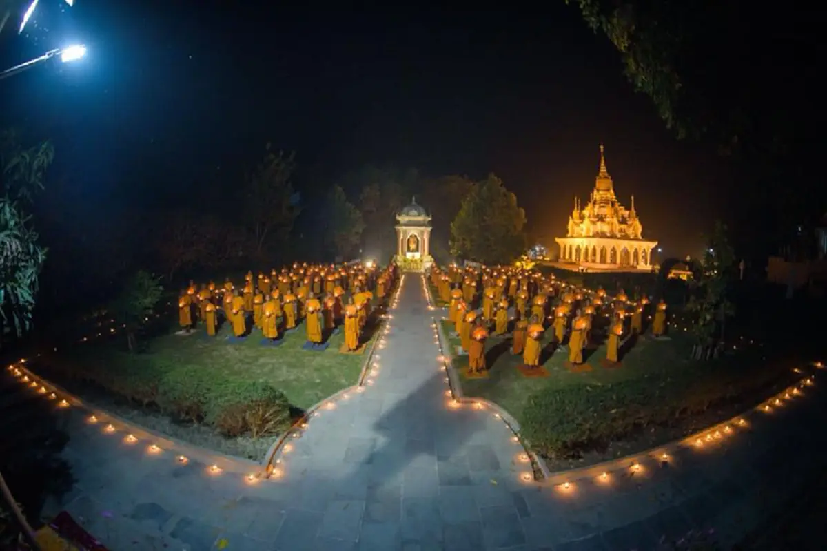 สามเณรอินเดีย ๑๓๐ รูป ร่วมจุดเทียน สวดพุทธมนต์ถวายแด่ ในหลวง ร.๙ เนื่องในวันมาฆบูชาและงานสมโภชและนมัสการพระบรมสารีริกธาตุ ณ ประเทศอินเดีย