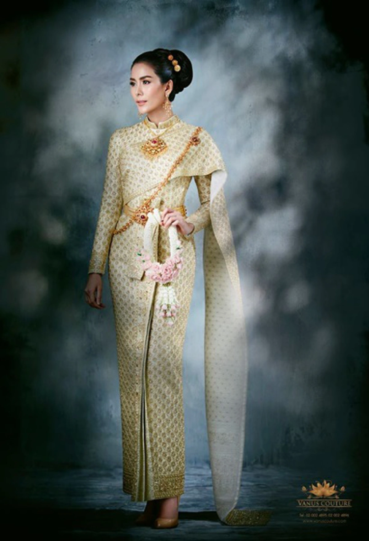 สวยดั่งต้องมนต์สะกด!!! เปิดภาพ "เชอร์รี่ เข็มอัปสร" ในชุดไทยศิวาลัย ที่สวยสง่าอลังการ งดงามวิจิตรตระการตา!! (ชมภาพ)