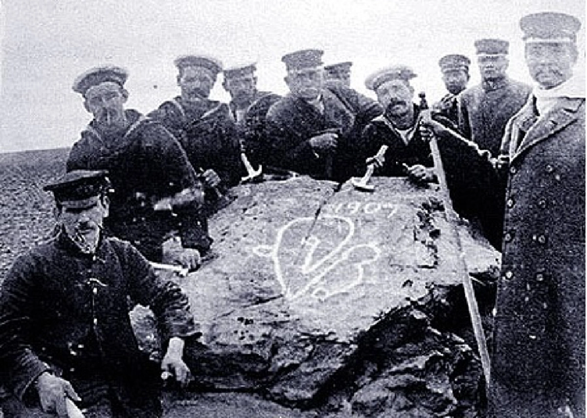 พระปรมาภิไธย จปร. บนหน้าผา ที่นอร์เวย์