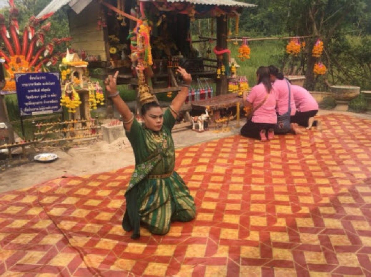 กลับมาให้โชคอีกแล้ว!! “นาคน้อย” รำถวายหน้าศาลเก่าตามคำขอ! แถมเขียนเลขเด็ดให้กับมือ 2ตัว-3ตัวเน้นๆ เซียนหวยต้องห้ามพลาด!!