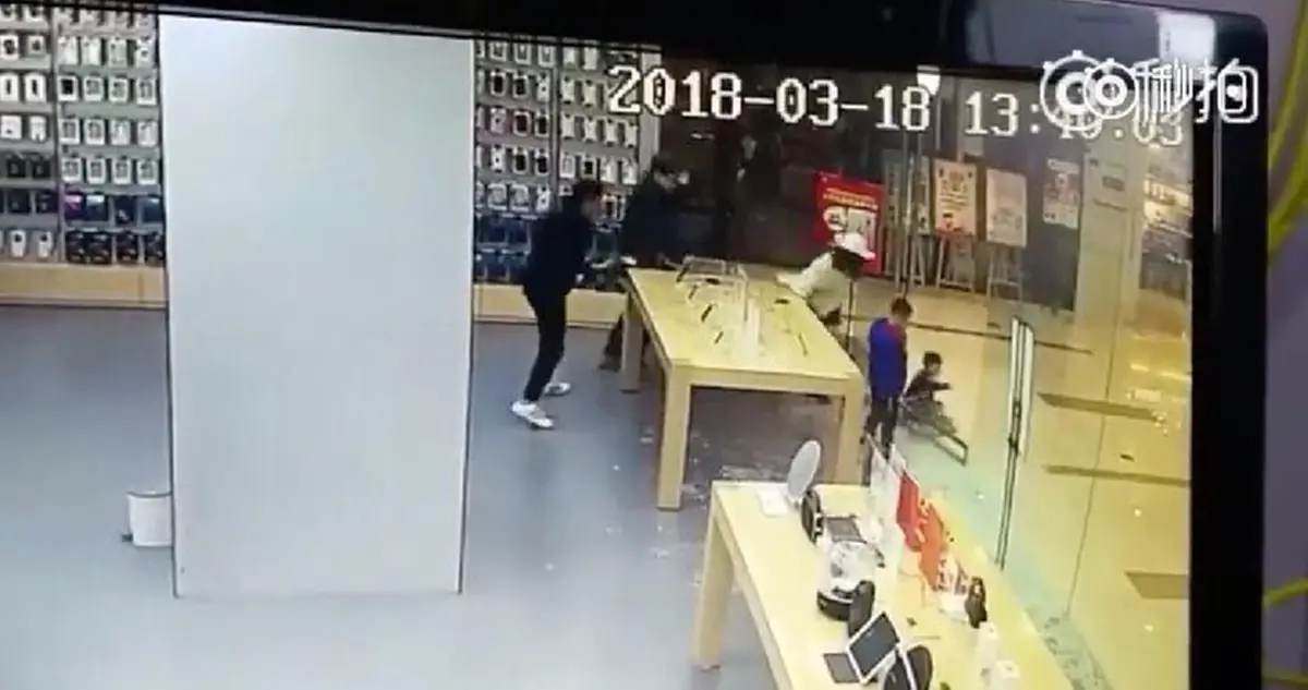 แบบนี้ใครผิด?! เด็กวัย 4 ขวบ เล่นประตูกระจกบานใหญ่ในห้างแตกร่วงใส่หน้าจนเป็นแผลเหวอะ แม่ร้อง! ขอเงิน 1 ล้านบาทชดเชย (ชมคลิป)