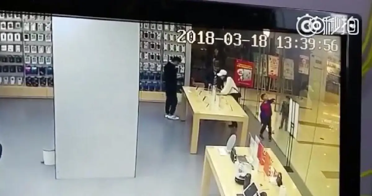 แบบนี้ใครผิด?! เด็กวัย 4 ขวบ เล่นประตูกระจกบานใหญ่ในห้างแตกร่วงใส่หน้าจนเป็นแผลเหวอะ แม่ร้อง! ขอเงิน 1 ล้านบาทชดเชย (ชมคลิป)