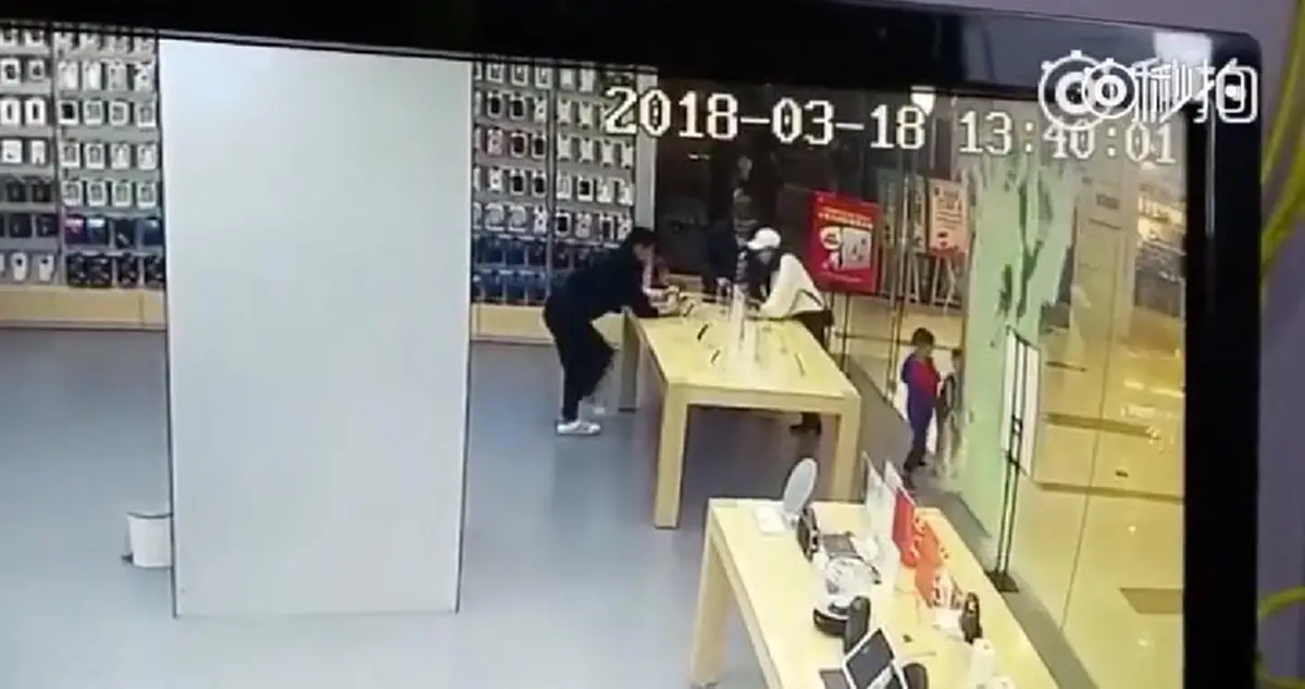 แบบนี้ใครผิด?! เด็กวัย 4 ขวบ เล่นประตูกระจกบานใหญ่ในห้างแตกร่วงใส่หน้าจนเป็นแผลเหวอะ แม่ร้อง! ขอเงิน 1 ล้านบาทชดเชย (ชมคลิป)