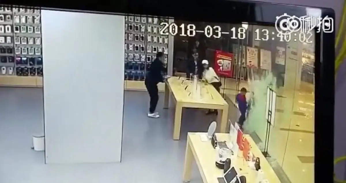 แบบนี้ใครผิด?! เด็กวัย 4 ขวบ เล่นประตูกระจกบานใหญ่ในห้างแตกร่วงใส่หน้าจนเป็นแผลเหวอะ แม่ร้อง! ขอเงิน 1 ล้านบาทชดเชย (ชมคลิป)