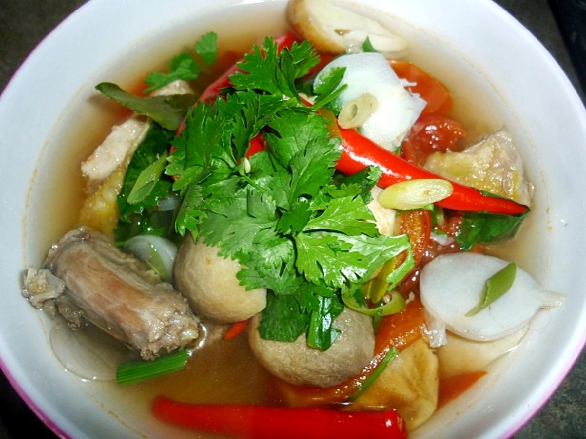 วิธี ต้มไก่บ้าน ให้เนื้อนุ่ม น้ำซุปอร่อย ด้วยใบสมุนไพร