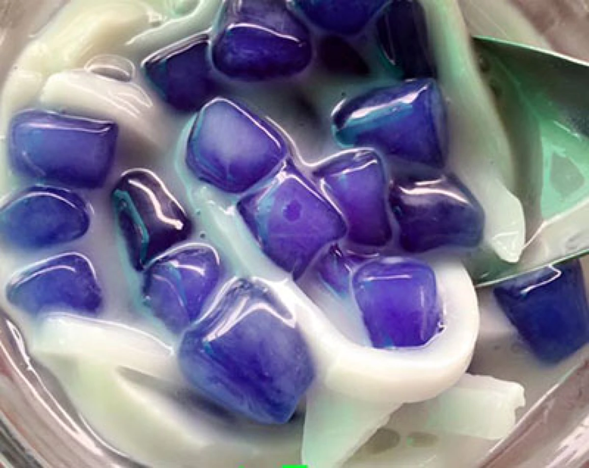 บัวลอยแก้วมะพร้าวอ่อนดอกอัญชัน