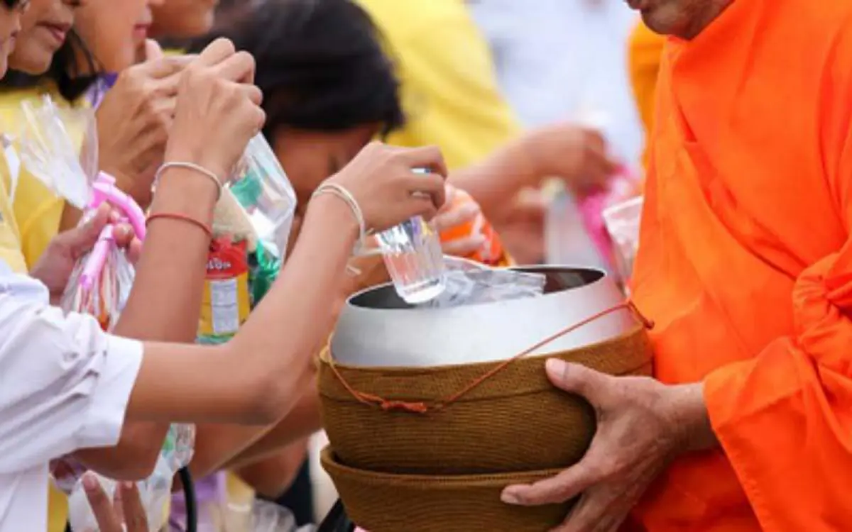 ตักบาตร