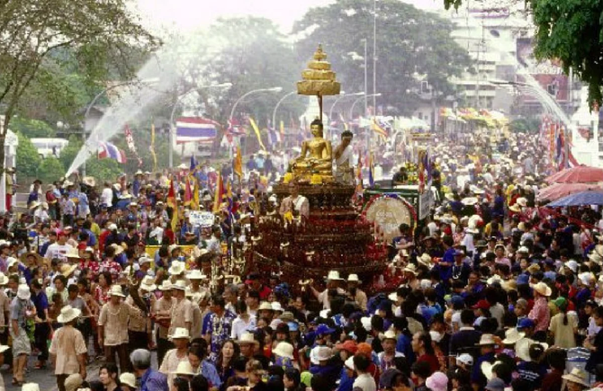 เผยวิธี สรงน้ำพระที่บ้าน สร้างอานิสงส์และผลบุญอย่างถูกขั้นตอน