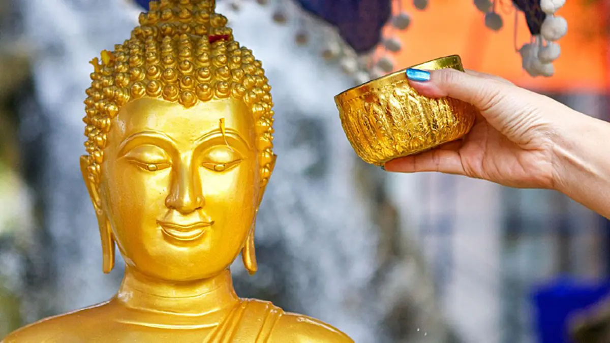 เผยวิธี สรงน้ำพระที่บ้าน สร้างอานิสงส์และผลบุญอย่างถูกขั้นตอน