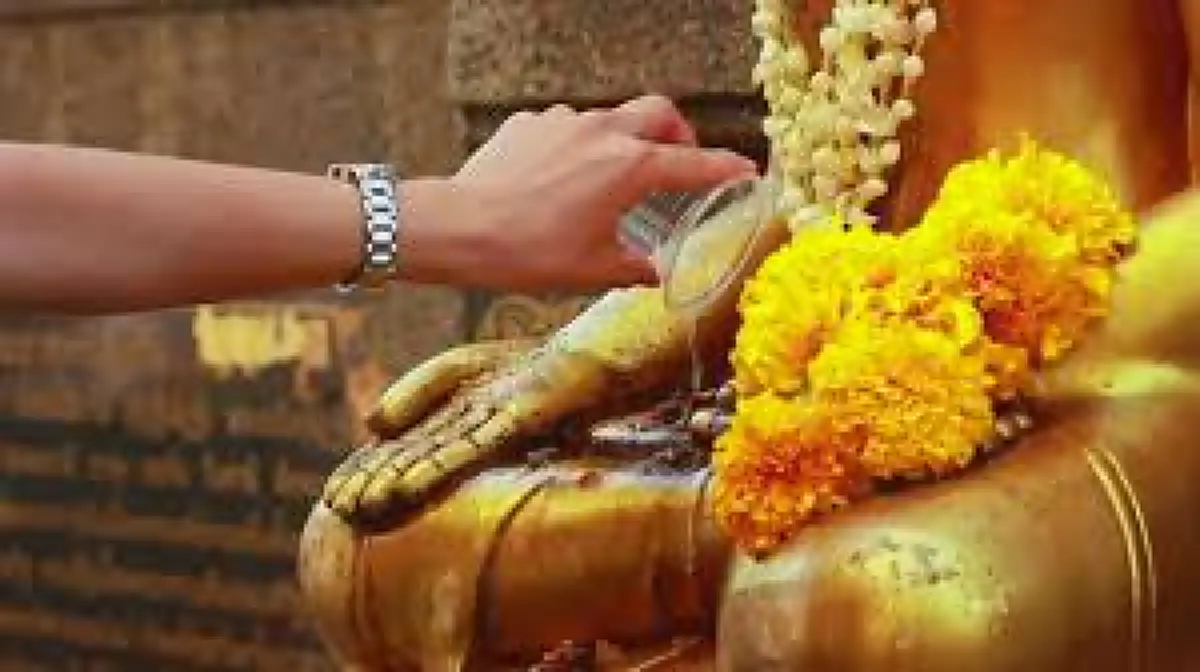 เผยวิธี สรงน้ำพระที่บ้าน สร้างอานิสงส์และผลบุญอย่างถูกขั้นตอน