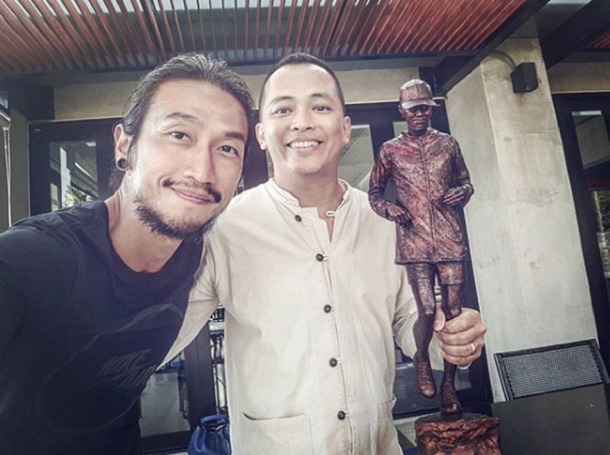 แค่เห็นรอยยิ้ม...ชื่นใจแล้ว!! ชาวเน็ตแห่ไลค์ภาพแรก "พี่ตูน" กับวันแรกพักรักษาอาการบาดเจ็บ รับรูปปั้นจากศิลปินดังโคราช เจ้าตัวสุดปลื้ม!?