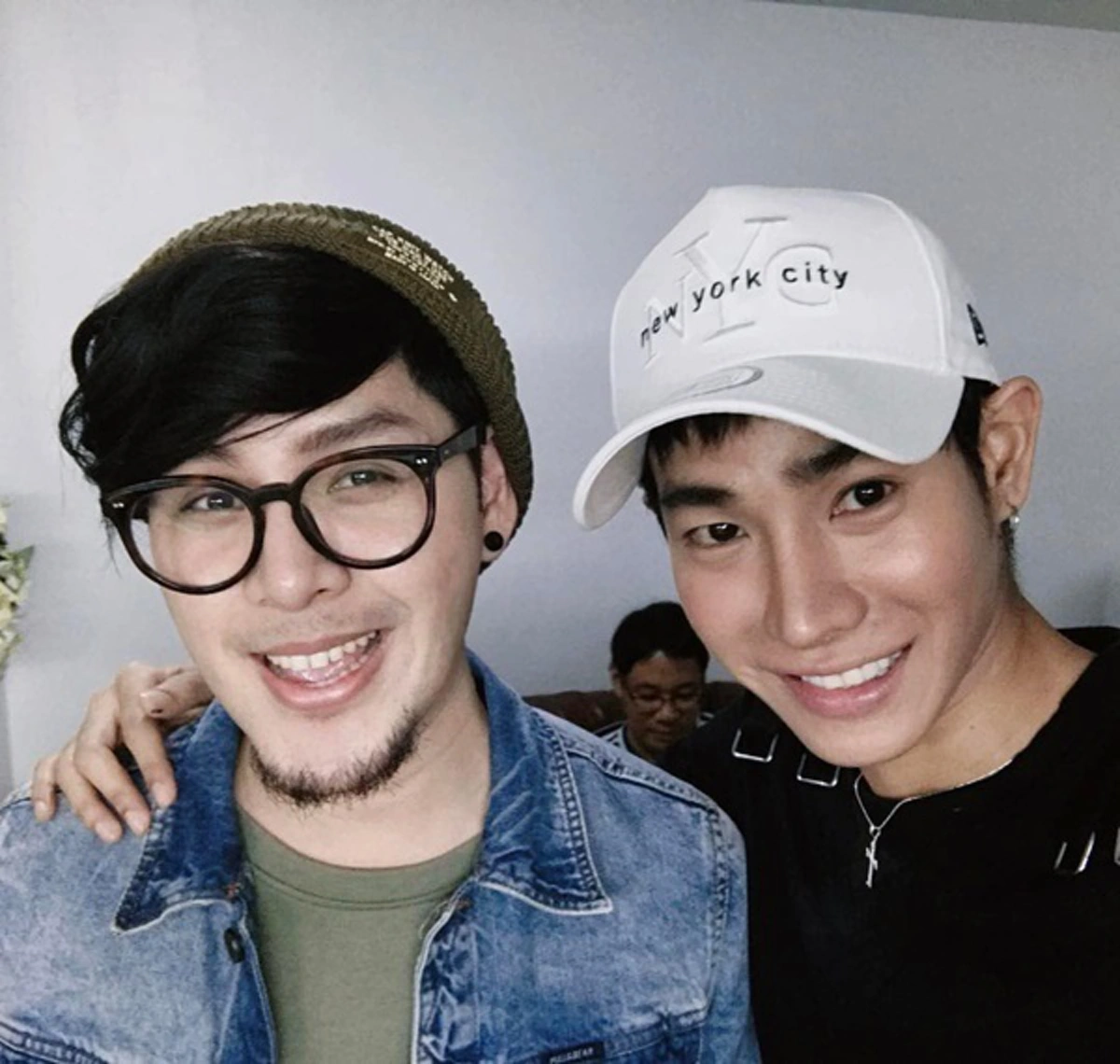 ขำหนักมาก!! \"ทอม Room39\" อัพภาพคู่ \"เป๊ก ผลิตโชค\" พร้อมแคปชั่นชวนจิ้น แต่แฟนคลับทวีตกลับหาแบบนี้ #โถ่...คุณหลวงของบ่าว !?!