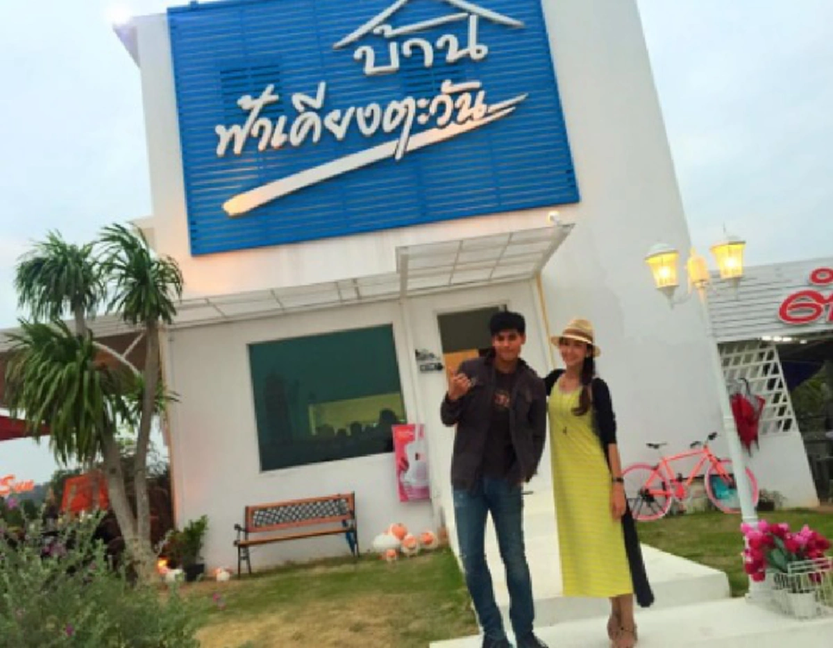 ยิ่งกว่าละครหลังข่าว !!  เธอคือสาวบ้านนอก ที่เข้าวงการมาแบบเสื่อผืนหมอนใบ เช่าห้องเล็กๆ อยู่ จนปัจจุบันกลายเป็นนางเอกแถวหน้าของประเทศ