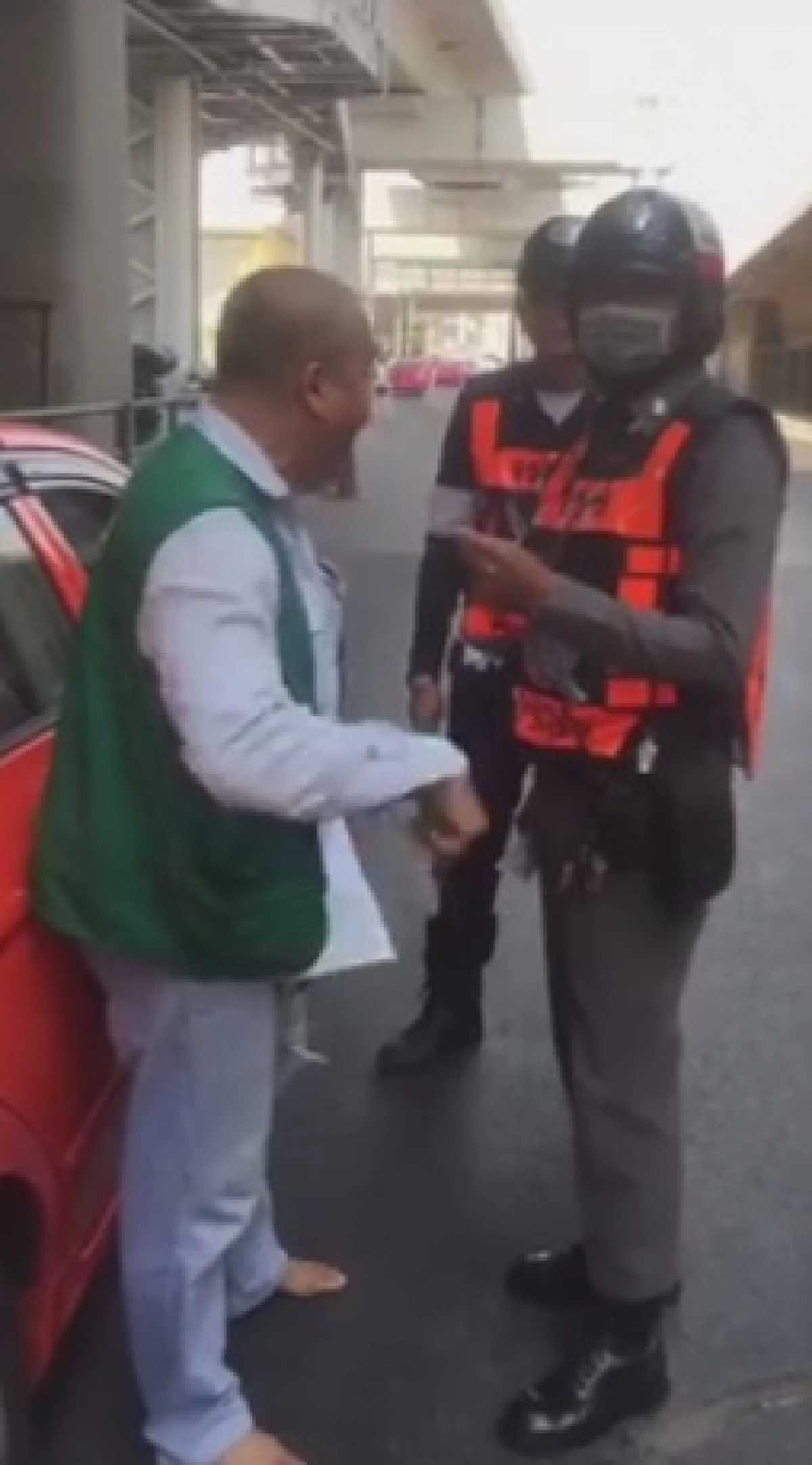 หัวร้อน..แกล้งบ้าป่ะ!! ลุงแท็กซี่ขับผ่าไฟแดงเจอตร.เรียก ทำโวยวายว่าถูกรังแก เตะรถซ้ำระบายอารมณ์ ชาวเน็ตด่าขรมเต็มโซเชียล!?! (ชมคลิป)