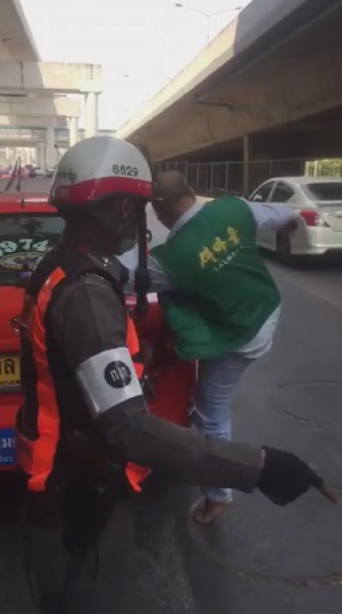 หัวร้อน..แกล้งบ้าป่ะ!! ลุงแท็กซี่ขับผ่าไฟแดงเจอตร.เรียก ทำโวยวายว่าถูกรังแก เตะรถซ้ำระบายอารมณ์ ชาวเน็ตด่าขรมเต็มโซเชียล!?! (ชมคลิป)