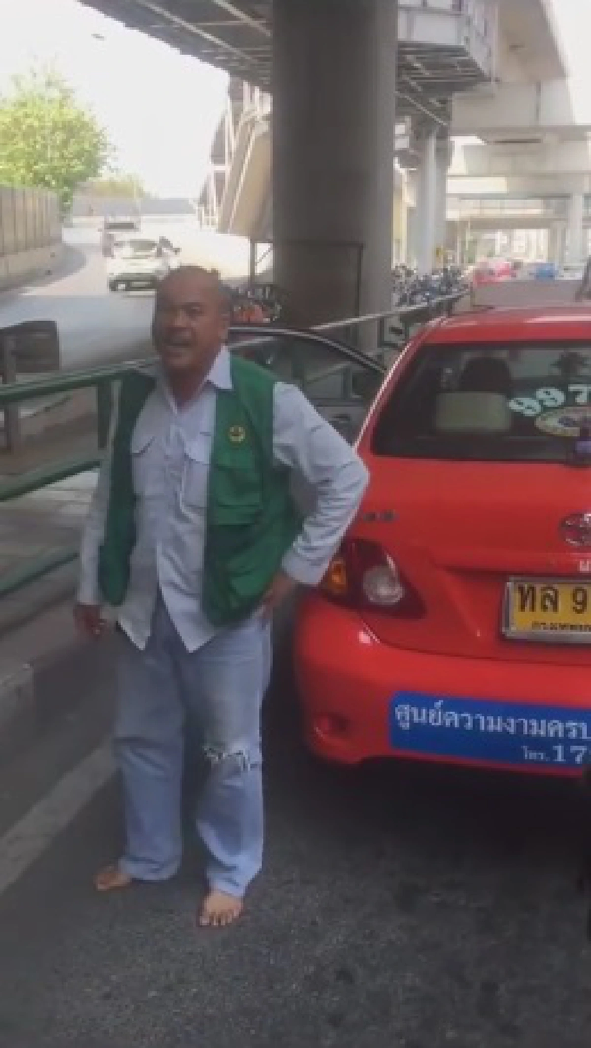 หัวร้อน..แกล้งบ้าป่ะ!! ลุงแท็กซี่ขับผ่าไฟแดงเจอตร.เรียก ทำโวยวายว่าถูกรังแก เตะรถซ้ำระบายอารมณ์ ชาวเน็ตด่าขรมเต็มโซเชียล!?! (ชมคลิป)