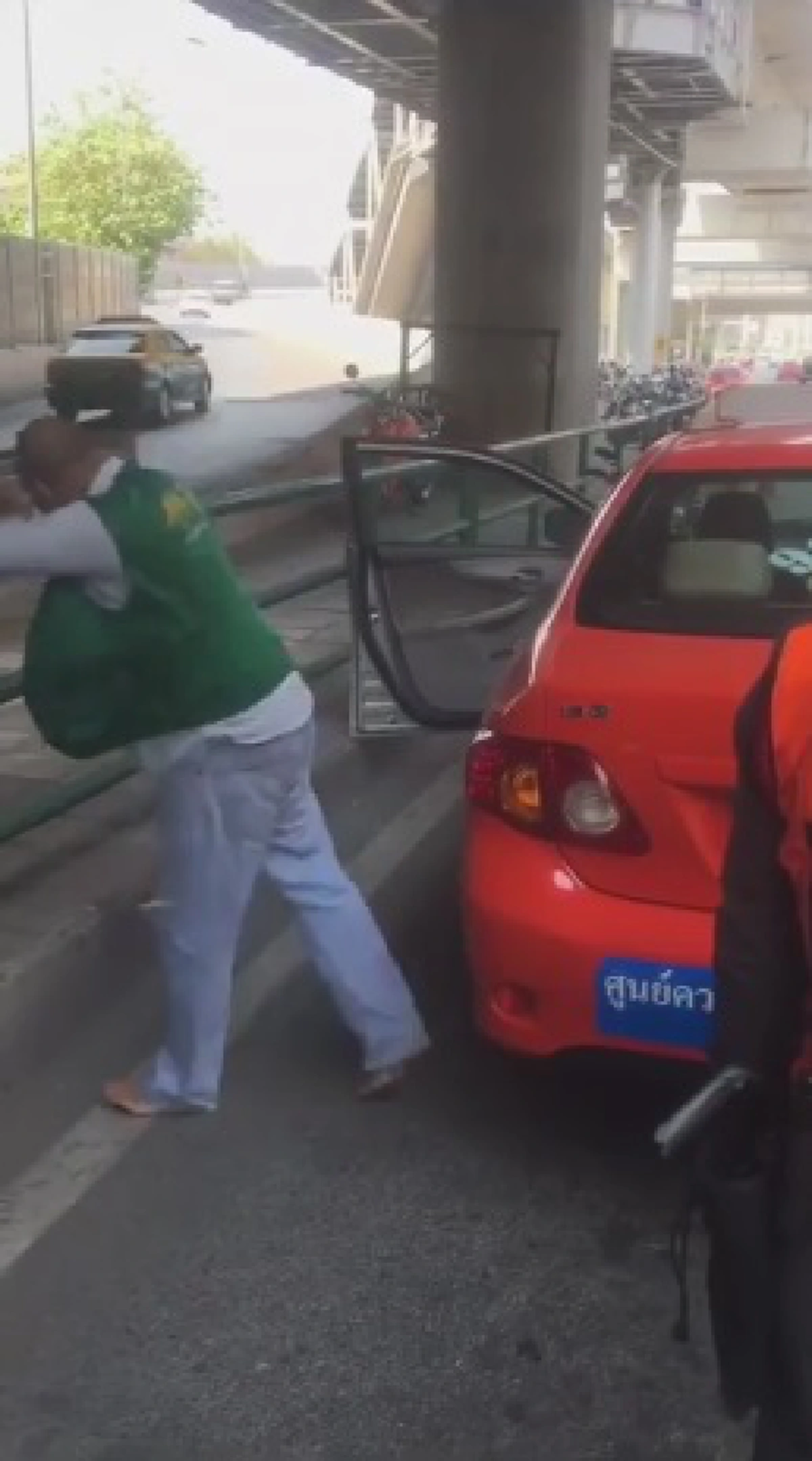 หัวร้อน..แกล้งบ้าป่ะ!! ลุงแท็กซี่ขับผ่าไฟแดงเจอตร.เรียก ทำโวยวายว่าถูกรังแก เตะรถซ้ำระบายอารมณ์ ชาวเน็ตด่าขรมเต็มโซเชียล!?! (ชมคลิป)