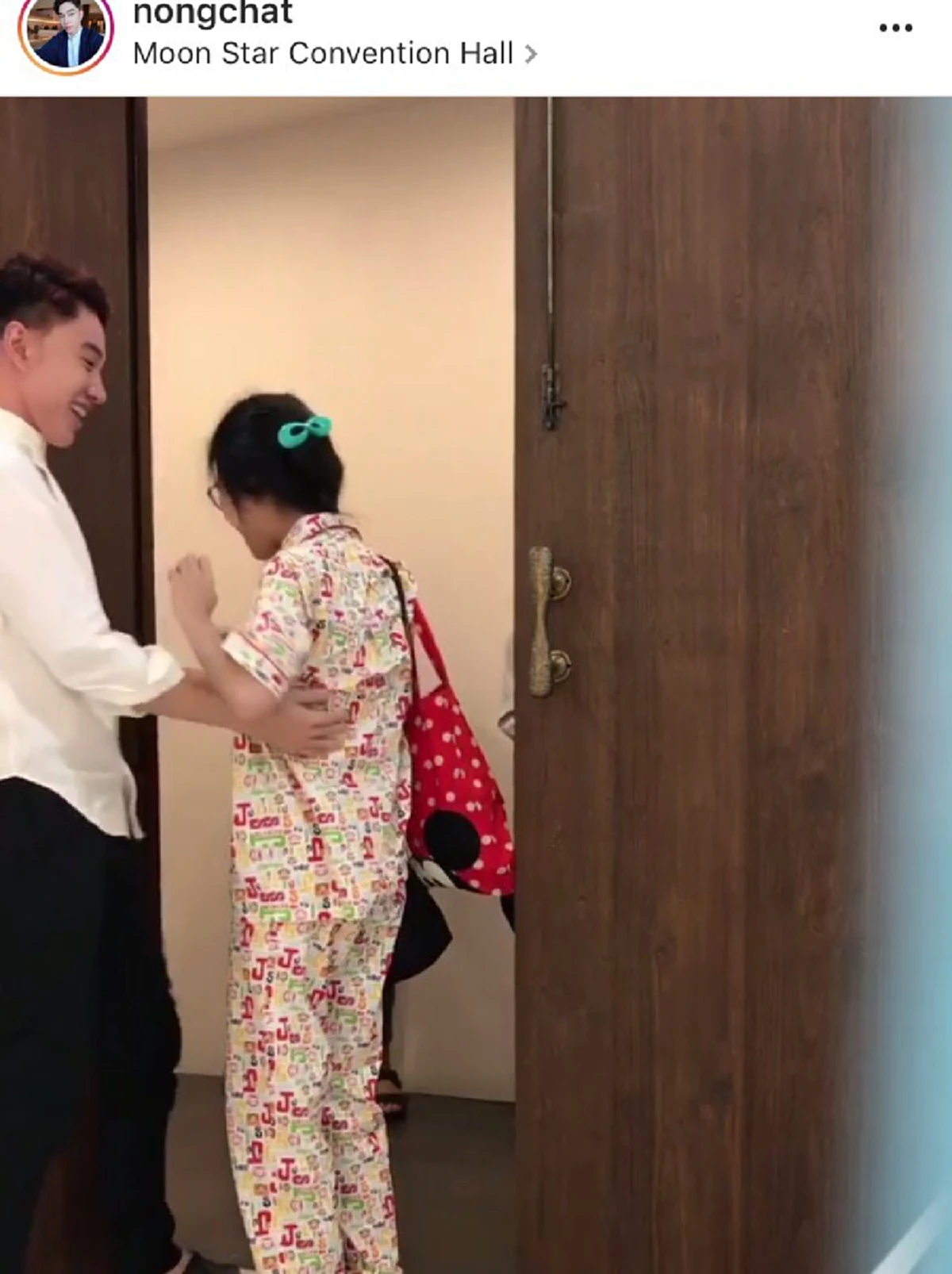 เจ้าสาวถึงกับเข่าอ่อน เมื่อรู้ว่าเจ้าบ่าว ทำเซอร์ไพรส์จ้างเมคอัพคิวทอง อย่าง “น้องฉัตร ฉัตรชัย” มาแต่งหน้าให้วันงานแต่ง!!! (ชมคลิป)